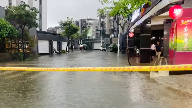 警方到場拉起封鎖線。王志弘攝