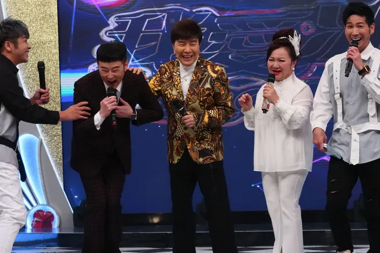 東諺(左起)、陽帆、謝雷、白冰冰、阿文錄製《我愛冰冰Show》。中視提供