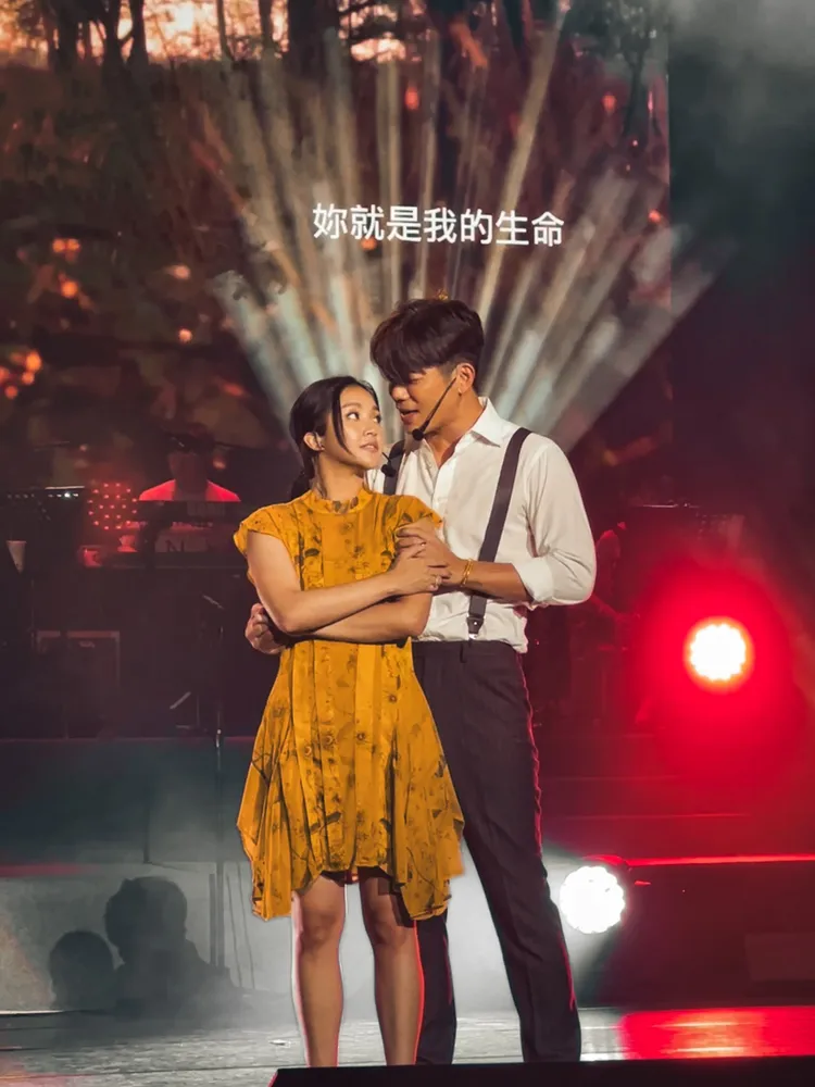 陳志強（右）和賴慧如深情共舞。經紀人提供