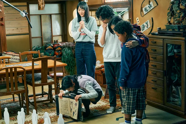 新垣結衣（左）戲裡飾演老師，戲外還要教導小童星功課。車庫娛樂提供