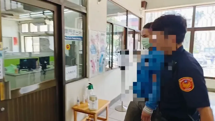 警方獲報逮人。讀者提供