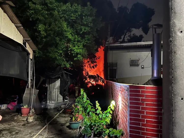 平房冒出火光。讀者提供