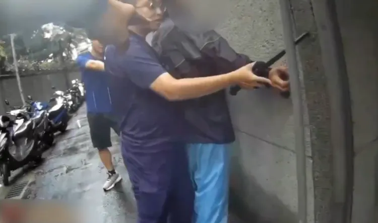 警方於新店逮到周姓男子。翻攝畫面