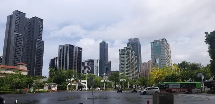 購屋總價提升也讓首購客被驅離市中心，只好選購郊區或是中古屋。葉家銘攝