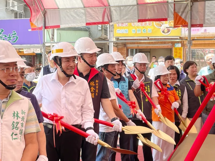 新北市長侯友宜主持開工典禮，祈求工程能如期如質平安順利完成。水利局提供