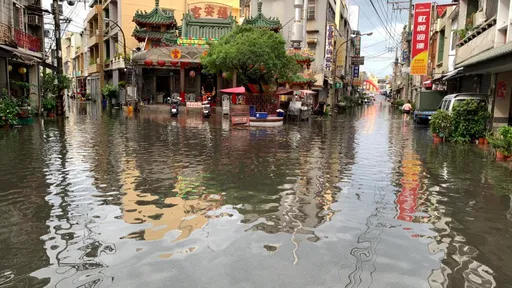 東港連2天淹水「淹到小腿」 機車族水中哀號:車停擺了