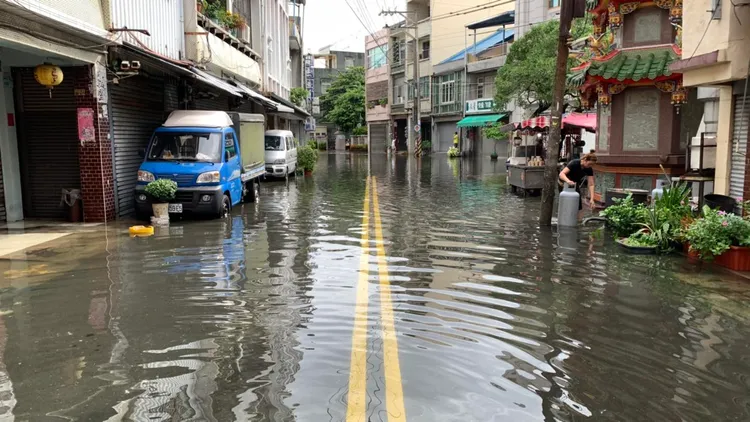 屏東東港淹水。翻攝臉書粉專「木日水巷」