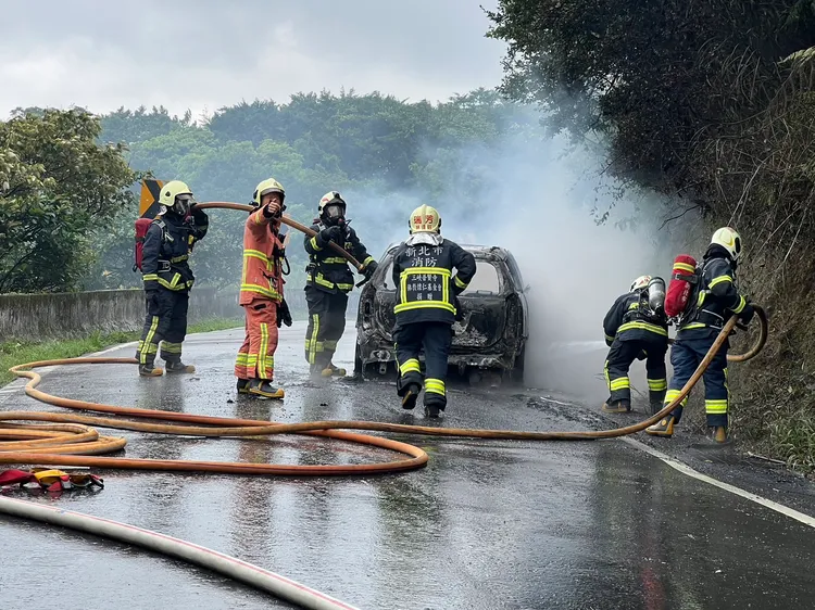 消防人員撲滅火勢。翻攝畫面
