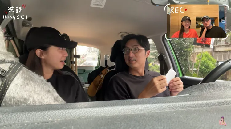 洪詩（左）偷拍李運慶發現超音波照片時一臉驚訝。翻攝洪詩 Hongshih YT