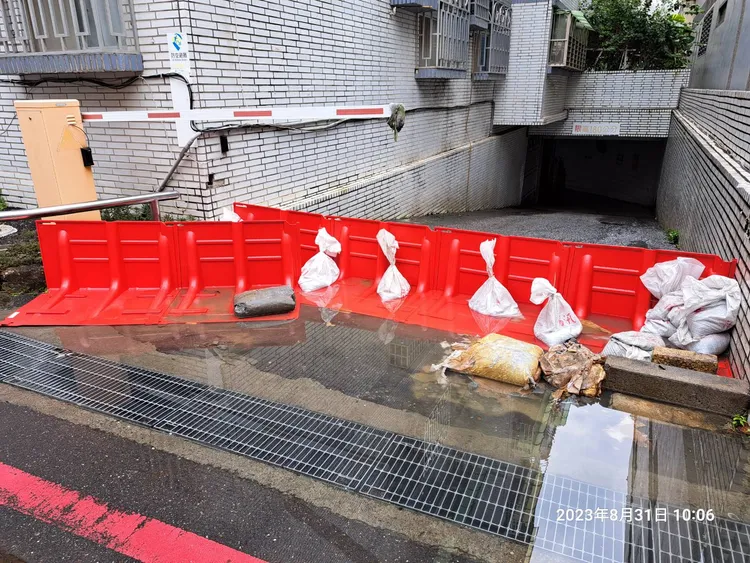 安平區佈設防水檔板避免潮水流入地下室。水利局提供