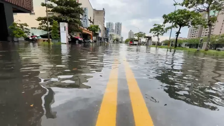 台南運河逢大潮，漫水至沿岸馬路上。讀者提供