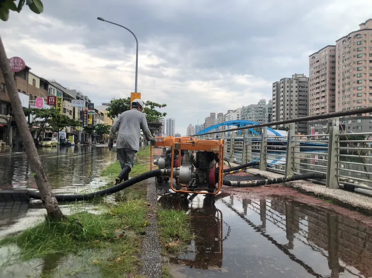 安平路增設抽水機加速抽排。水利局提供