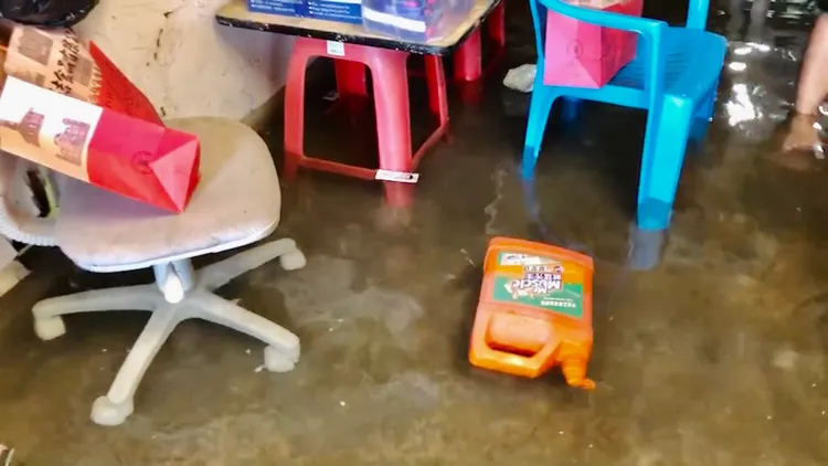 有住家地處低窪，頻遭水欺。讀者提供