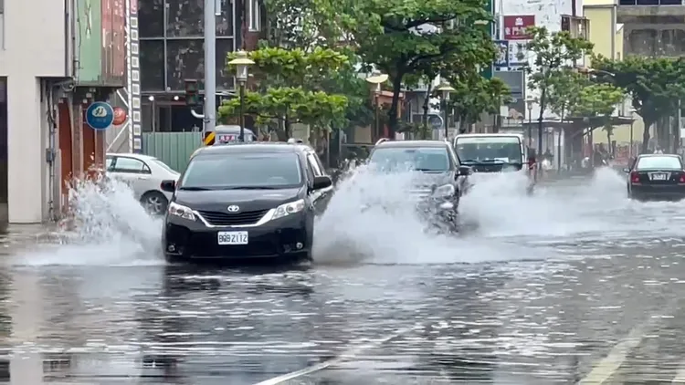 安平路成水路，轎車強渡捲起大片水花。讀者提供