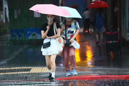 雨傘別收！低壓帶仍在明天全台有雨　中南部下雨「又廣又久」