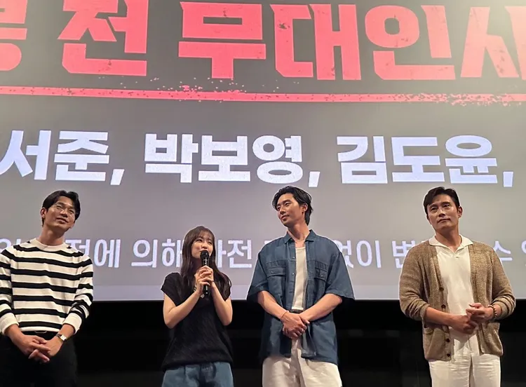 李秉憲（右起）昨領軍朴敘俊、朴寶英等人到在大邱的戲院，為《水泥烏托邦：末日浩劫》造勢。翻攝樂天影業IG