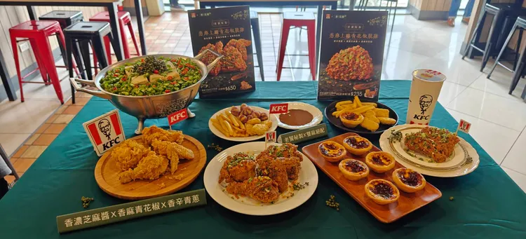 購買青花驕與肯德基最新聯名商品，10/31前到店消費憑消費發票，送青花驕鮮蝦滑。業者提供