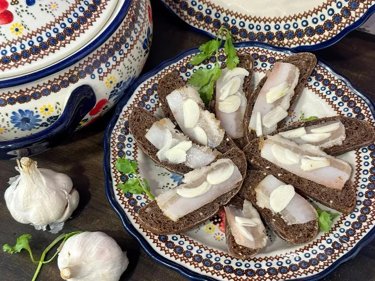 烏克蘭特殊料理，傳統美食「醃豬油」Caлo(薩洛)是豬的皮下脂肪，用鹽醃製成。烏克蘭廚房提供