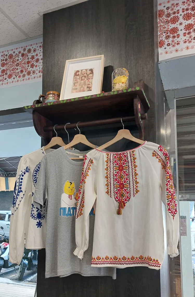 烏克蘭餐廳布置烏克蘭傳統女子服飾。凃建豐攝