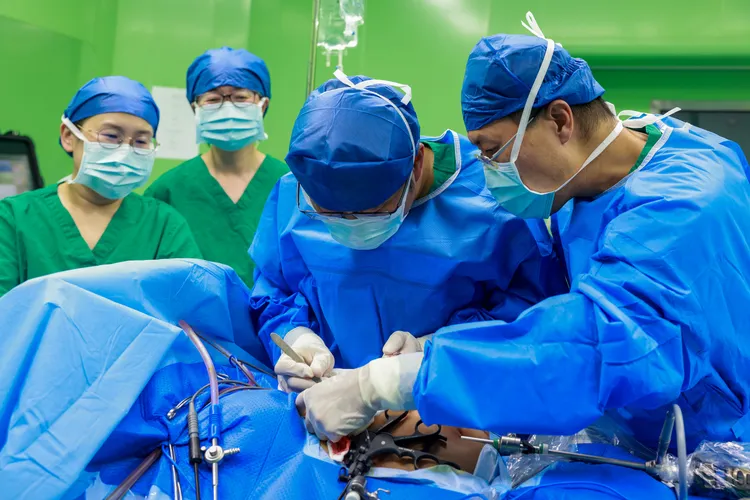 「和平方舟」軍醫本月完成萬那杜史上首件腹腔鏡膽囊切除手術。新華社