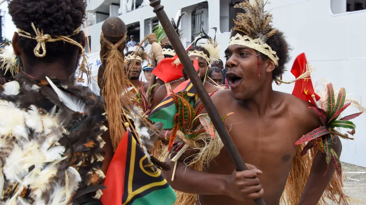 萬那杜民眾以傳統歌舞歡迎中國醫療船。新華社