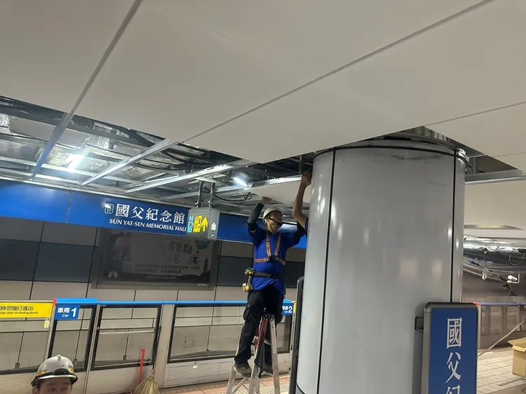北捷國父紀念館站正在進行天花板施工。北捷提供