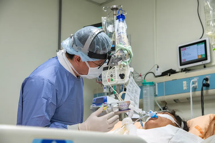 彰基院長陳穆寬教授向劉姓婦人表達關心之意。院方提供