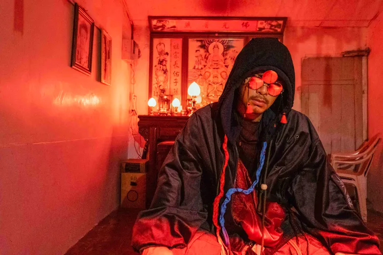 黃明志在農曆鬼月鉅獻 《夜霧》MV。亞洲通文創提供