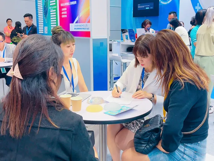 元和雅醫美集團參加馬來西亞臺灣形象展，吸引海外市場關注。參展單位提供