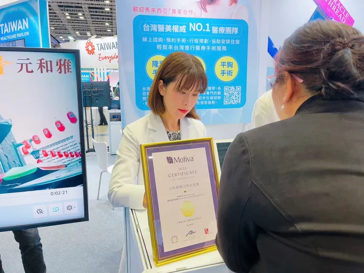 元和雅醫美集團醫師林莉穎在馬來西亞臺灣形象展為海外消費者介紹台灣的觀光醫療。參展單位提供