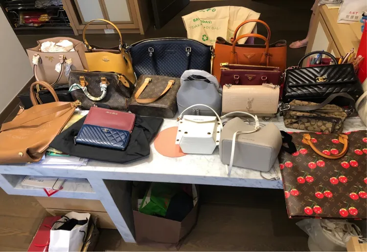 專案小組還搜出許多名牌包。檢調提供