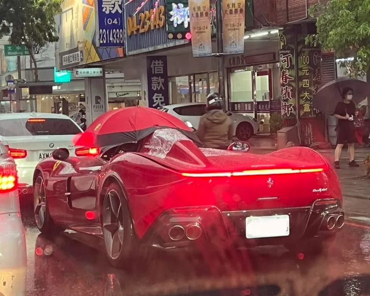 撐傘行駛法拉利，讓路上其他駕駛人看呆了眼。翻攝自記者爆料網、