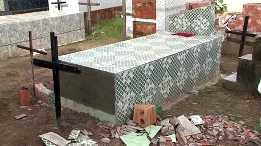 下葬11天詐屍?棺材裡驚現染血抓痕 她「死而復活」逃生巨響被當屁孩惡作劇