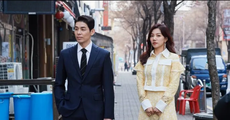 李倸英（右）和金思權在《拜託了夏天》發展不倫戀。緯來提供