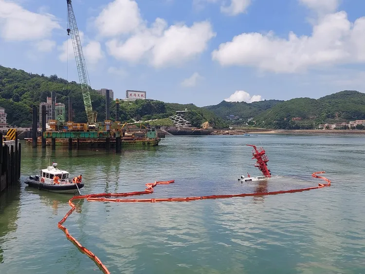 馬祖福澳港拖駁船今早沈船。翻攝李問臉書