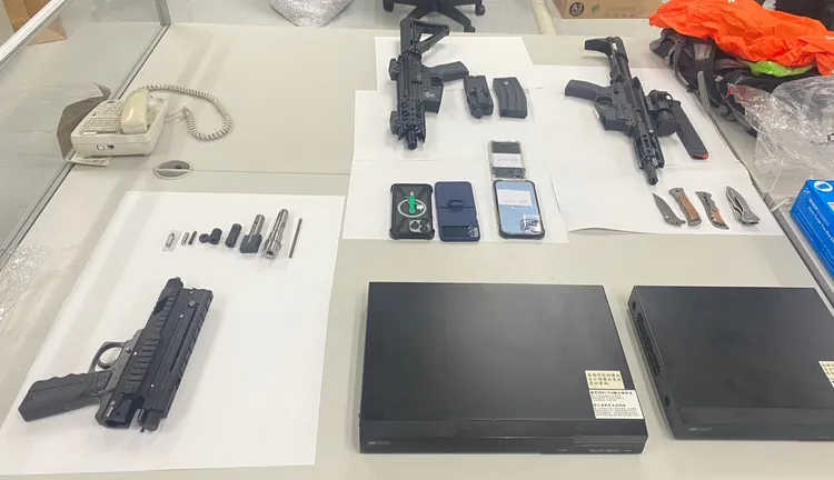 警方查或長短槍、鎮暴槍等槍械6把，猶如小型軍火庫。翻攝畫面