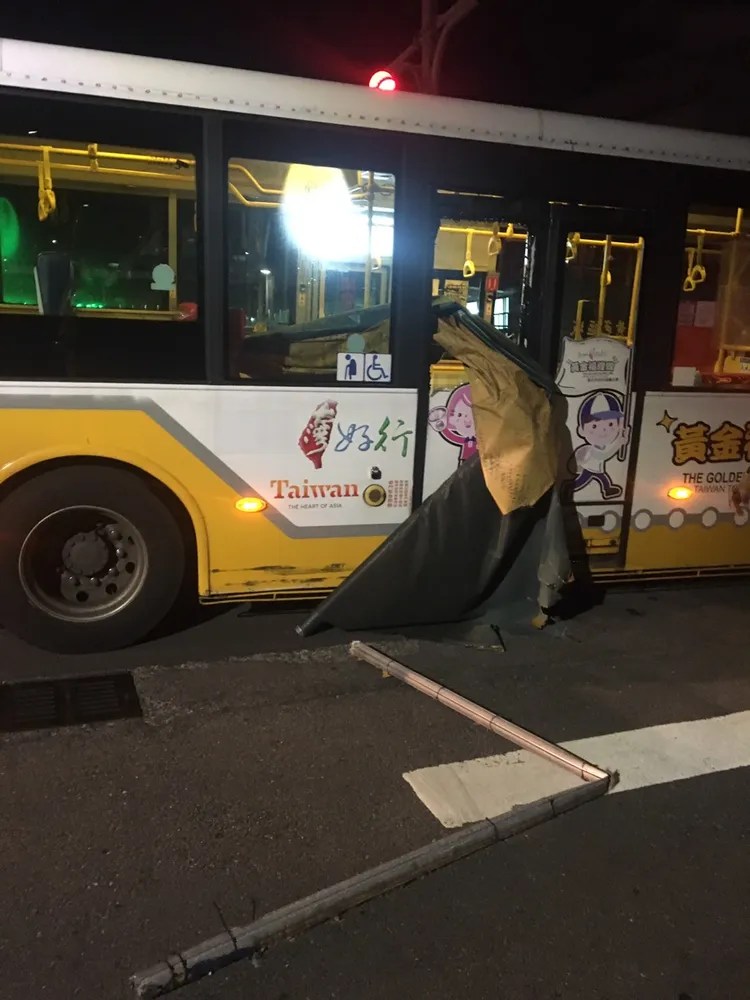 一輛787客運撞上民宅雨遮，造成鐵架砸破車門玻璃。翻攝照片