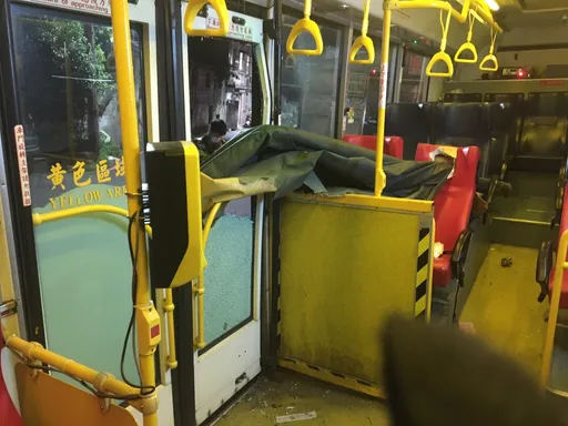 絕命終結站？客運撞基隆民宅　雨遮鐵架「刺穿」車窗女乘客慘受傷