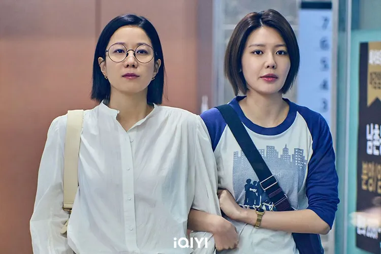 田慧振（左）、秀英在《陌生人》扮演母女，表現獲得好評。愛奇藝國際站提供