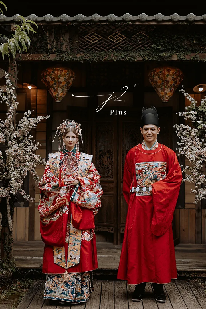 古裝裝扮不知為何有韓國風。J2 Plus婚紗提供