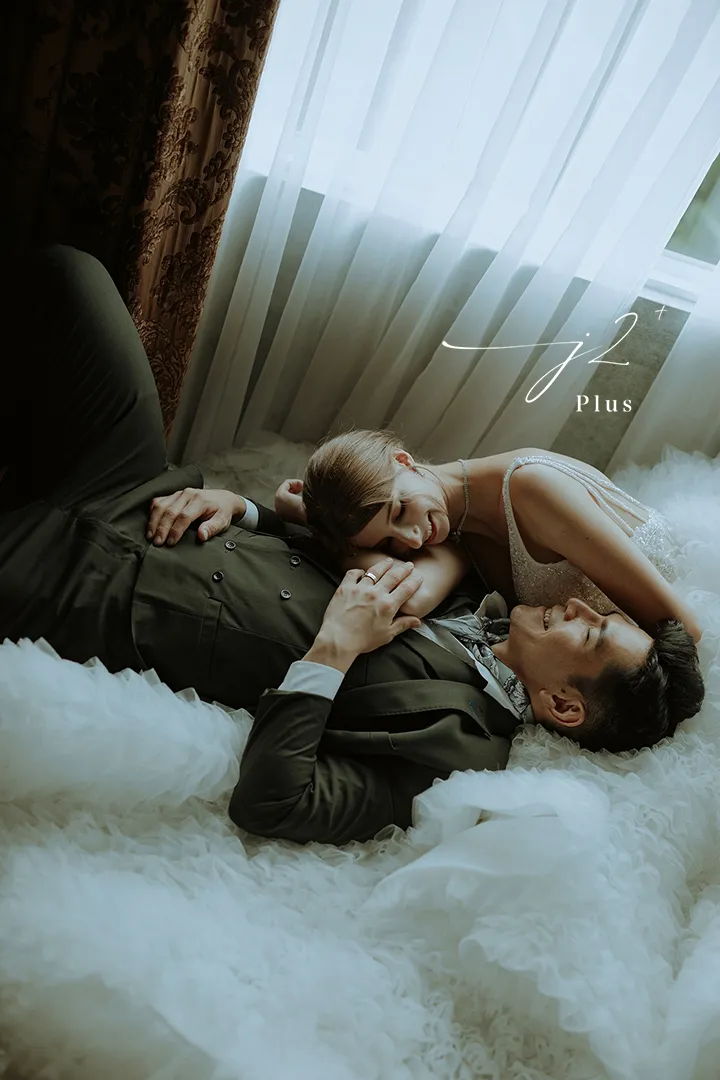 新人感情如膠似漆。J2 Plus婚紗提供