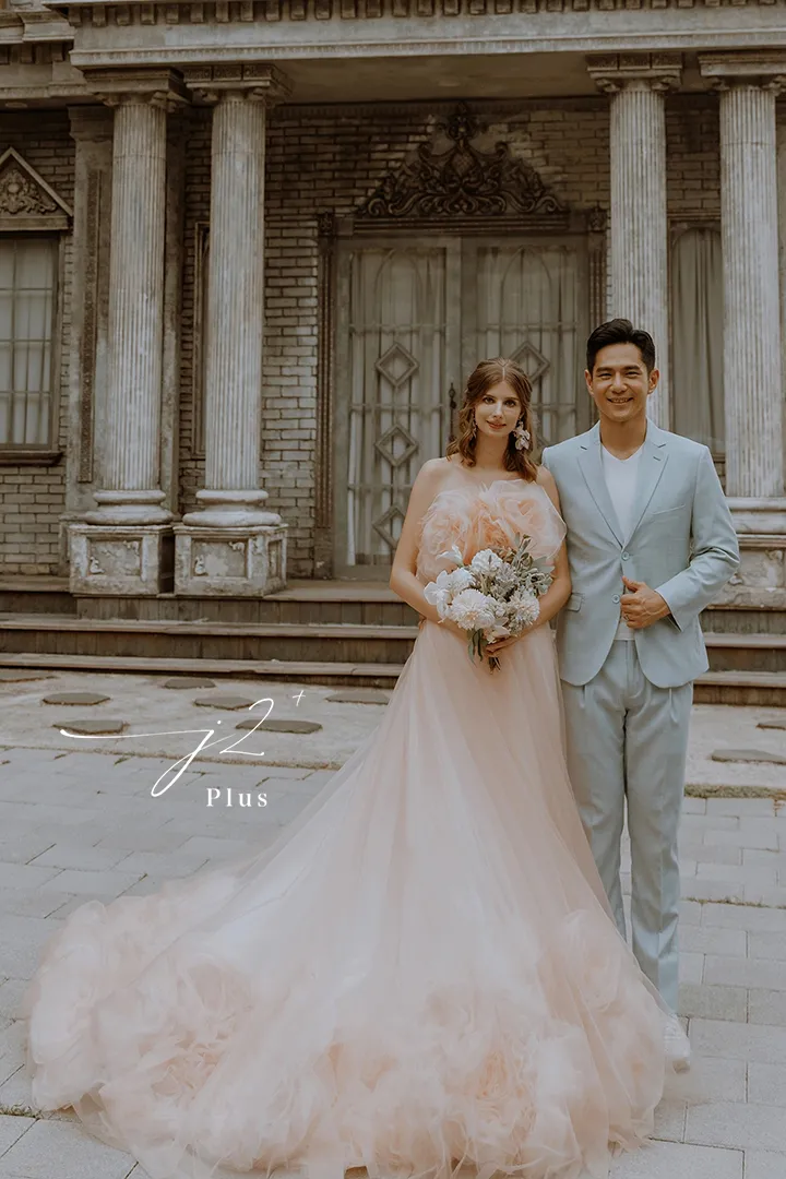 祖雄（右）和佳娜終成眷屬。J2 Plus婚紗提供