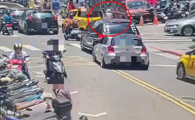 婦人下車時包包已經不在手上。翻攝畫面