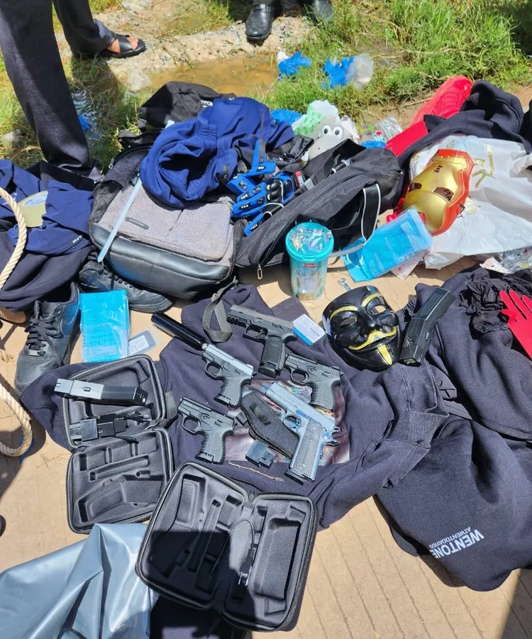 劫囚案後，警方發現歹徒丟棄手槍、服裝。翻攝《高棉時報》