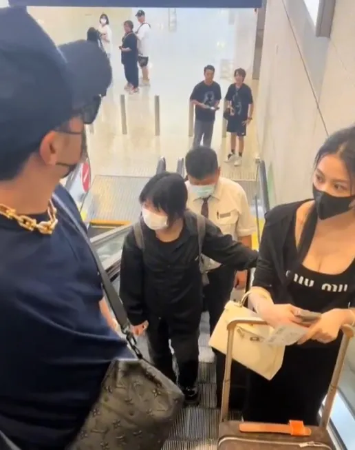 潘瑋柏老婆露出事業線。翻攝芒果撈小萌主微博