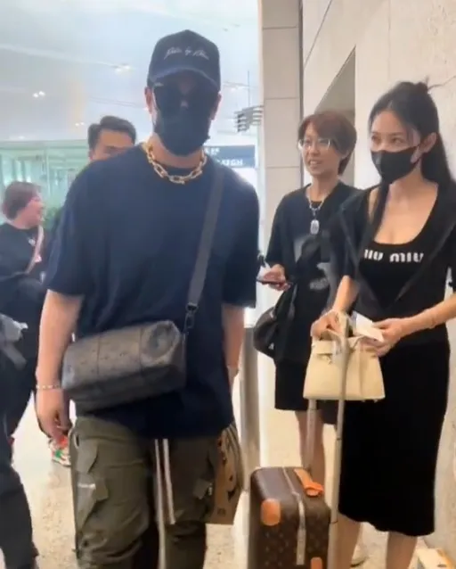 潘瑋柏手裡拿著紙袋，老婆拿著愛馬仕包包，推著LV行李箱。翻攝芒果撈小萌主微博