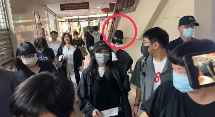 Faye的替身(紅框處)在開庭結束後和她一起坐上計程車離去。陳彩玲攝