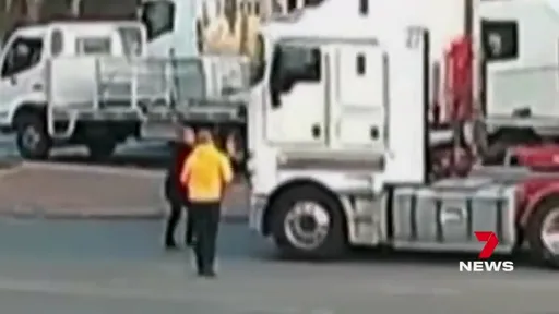 站卡車前方叫陣 盲區?司機催油門把她當場輾死