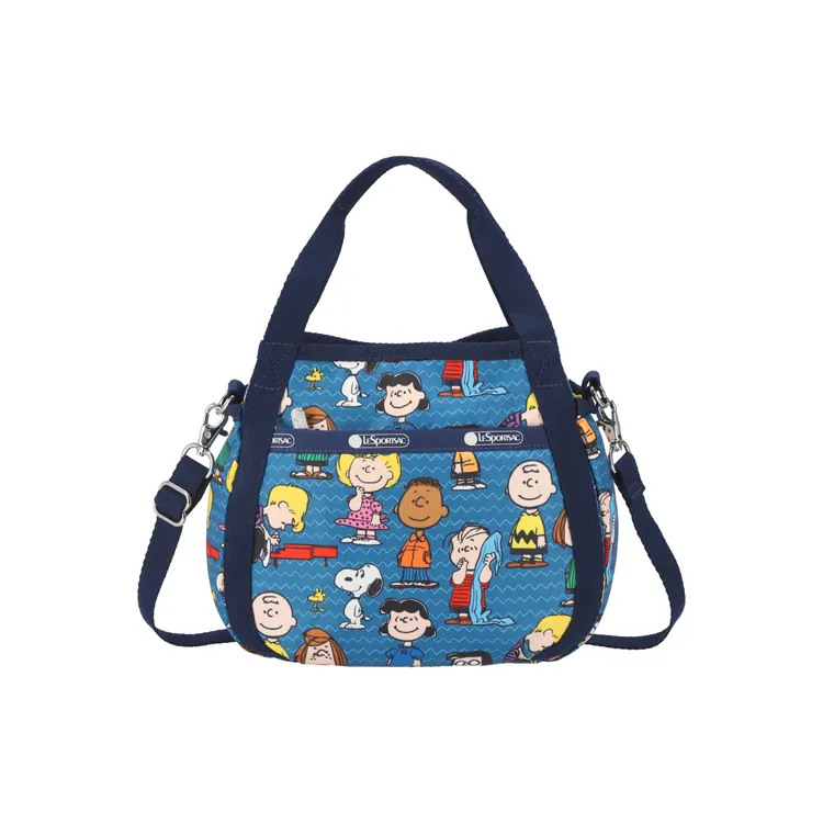 PEANUTS夥伴大集合斜揹手提兩用托特包，4800。品脾提供