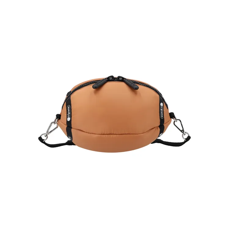 查理橄欖球造型斜背包，4500元。品脾提供